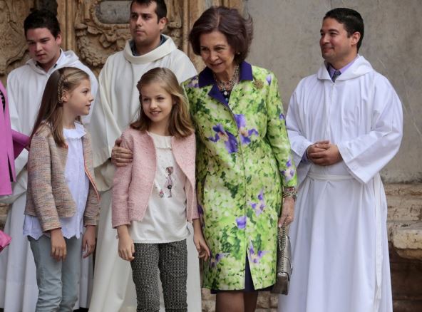 spanske-princeze-leonor-i-sofija-sa-bakom-kraljicom.jpg