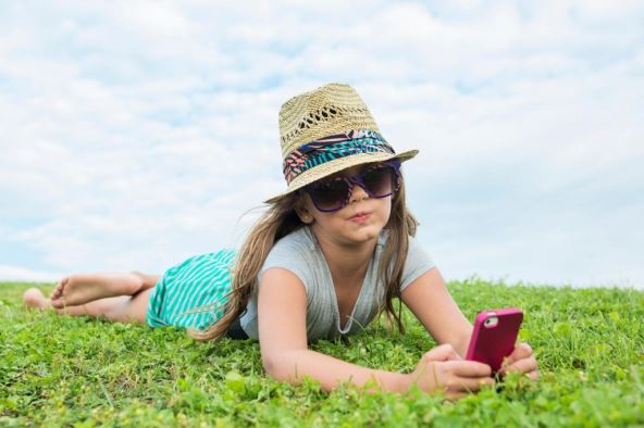 devojcica-sa-mobilnim-telefonom-profimedia.jpg