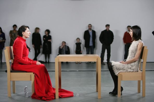 performans-umetnik-je-prisutan-marina-abramovic.jpg