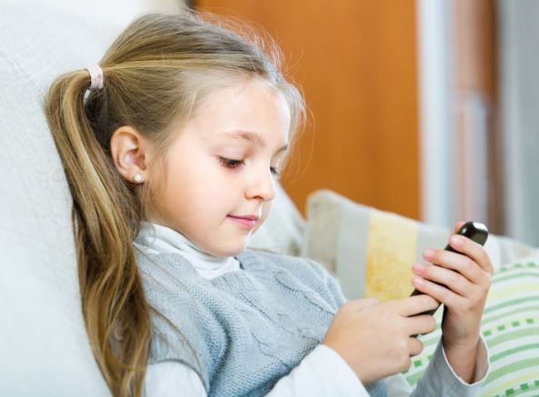 devojcica-sa-telefonom.jpg