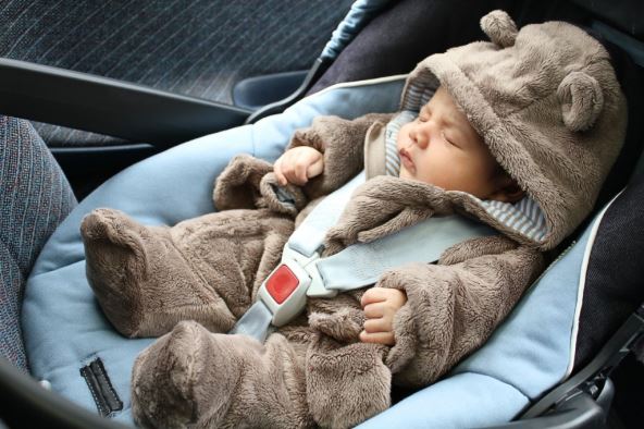 beba-u-automobilu.jpg