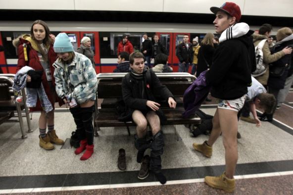 dan-bez-pantalona-u-metrou-varsava.jpg