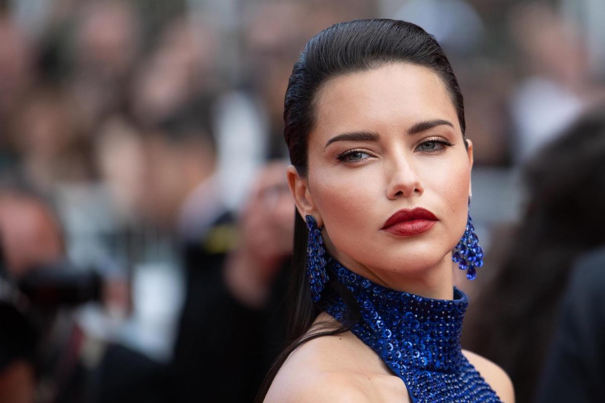 Adriana Lima u plavoj haljini