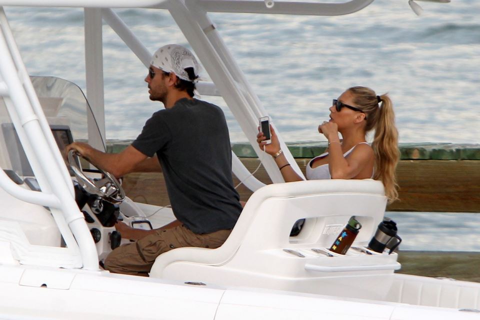 Enrike Iglesijas i Ana Kurnjikova na gliseru