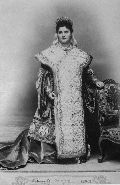 kraljica-draga-u-nacionalnom-kostimu.jpg
