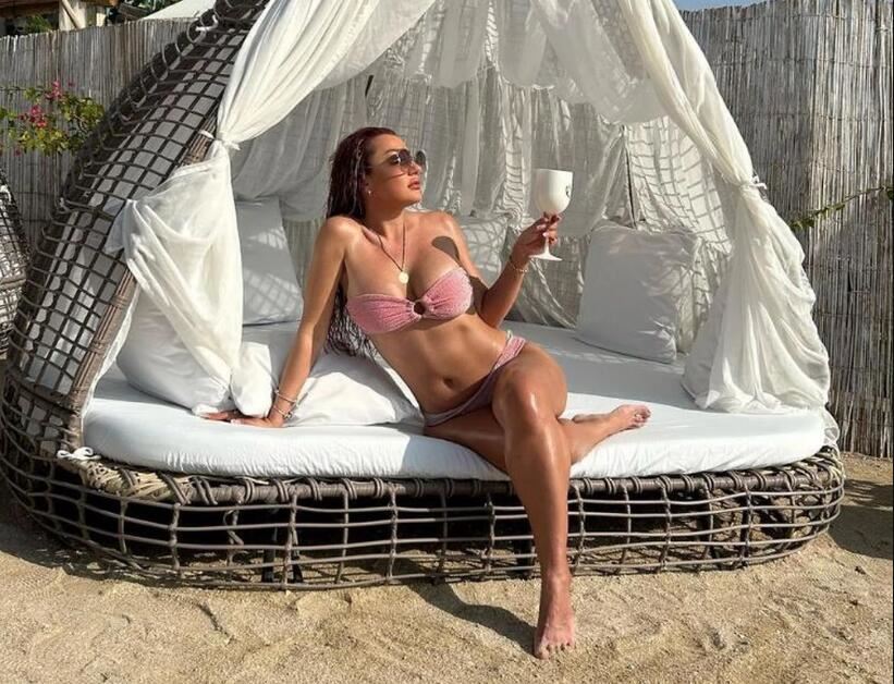 Najveći skandal na estradi doživela je pevačica na privatnoj žurci u Beogradu: Intimni odnosi nasred stola, a najbizarniji deo usledio na kraju