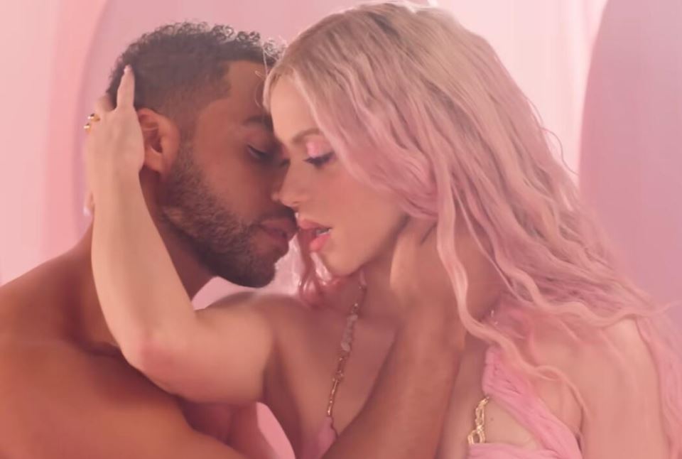 20240404-08-25-55shakira-cardi-b--puntera-official-video--youtube.jpg