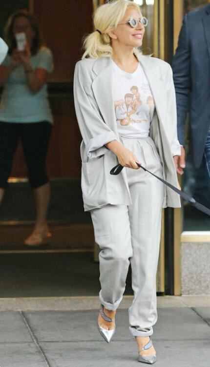 Lejdi Gaga šeta psa