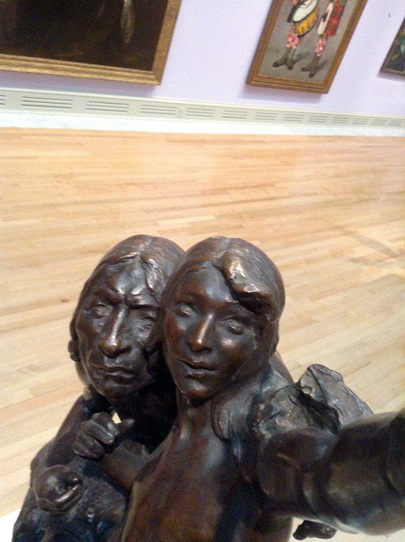 selfi-statue.jpg