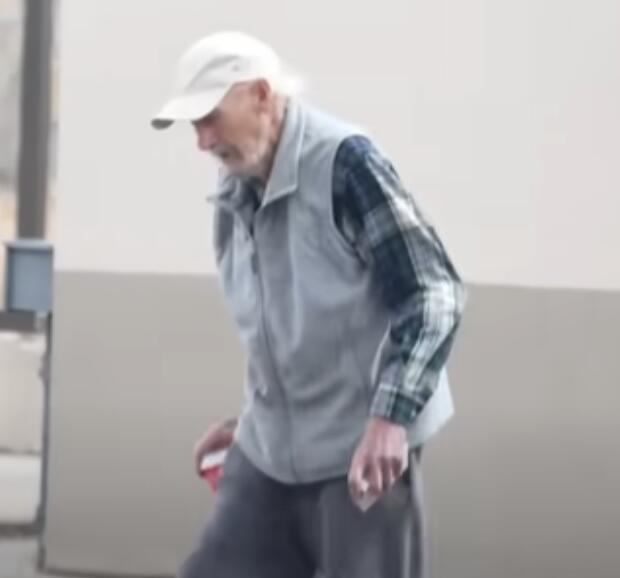 20250227-11-39-33gene-hackman-94-spotted-in-new-photos-wearing-nearly-identical-outfit-from-wee.jpg