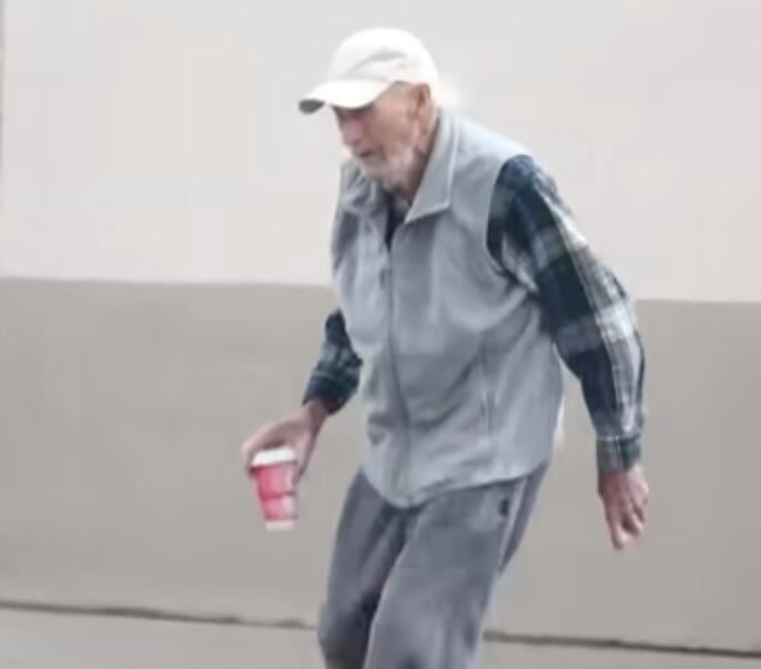 20250227-11-40-04gene-hackman-94-spotted-in-new-photos-wearing-nearly-identical-outfit-from-wee.jpg