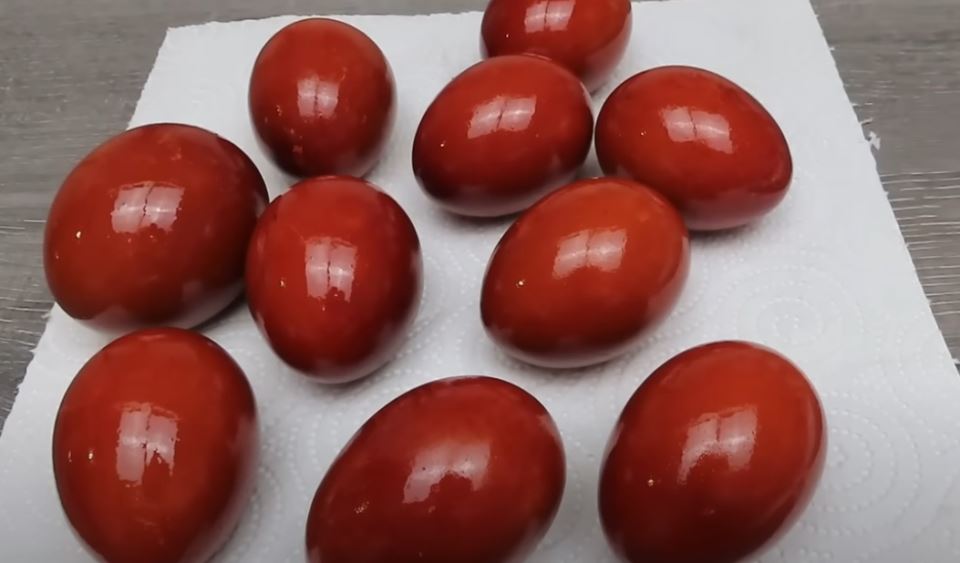 Crvena jaja sa lukovinom2.jpg