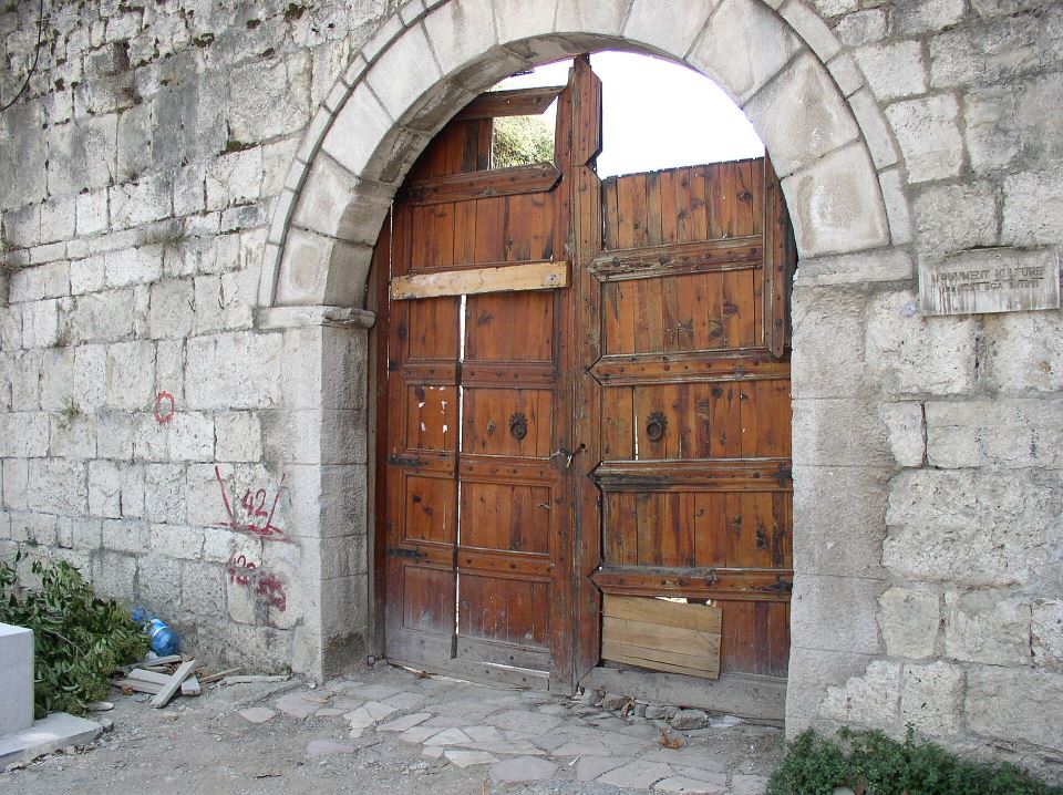 Ulaz_u_dvorac_porodice_Toptani_u_Tirani.JPG