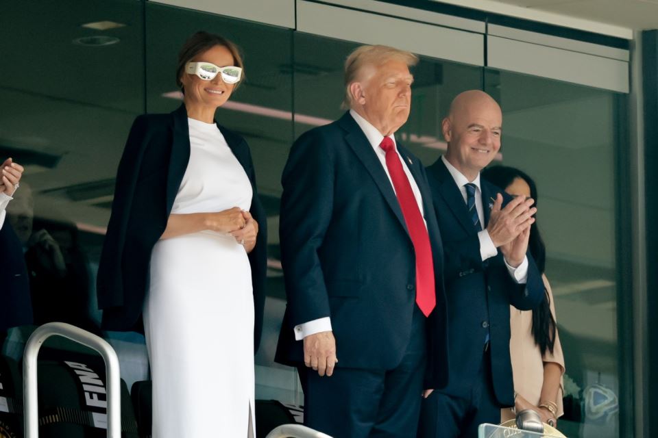 melanija-tramp-na-fudbalskoj-utakmici-u-beloj-haljini (3).jpg