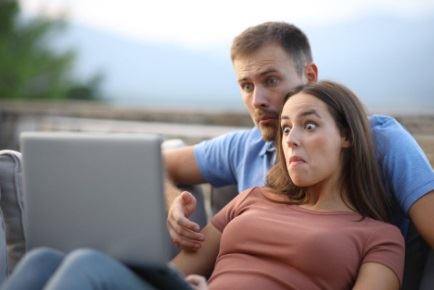 Zaljubljeni par gleda u laptop
