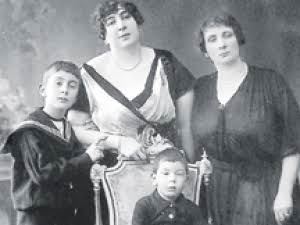 Mušfika sa ćerkom i unucima