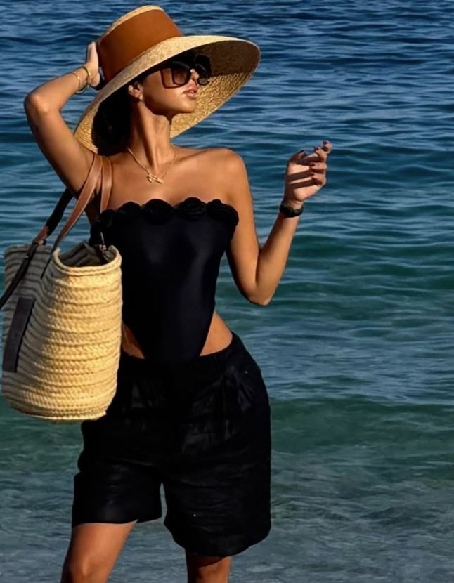 djina-dzinovic-na-plazi (1).png