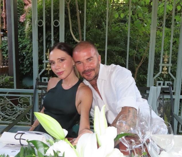 Viktorija i Dejvid Bekam sede zagrljeni na večeri