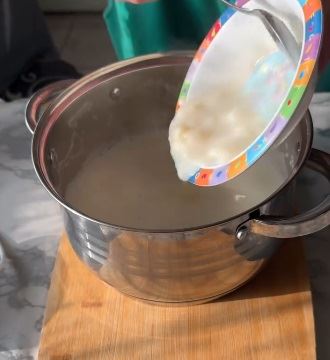 Želatin koji se spušta u vrelo mleko