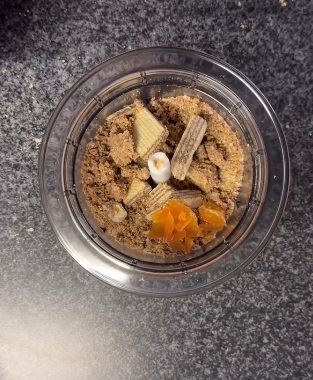 Mrvljeni keks, šećer i lešnik u blenderu