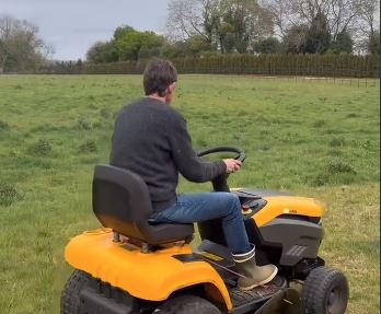 Elen Dedženeris kosi travu