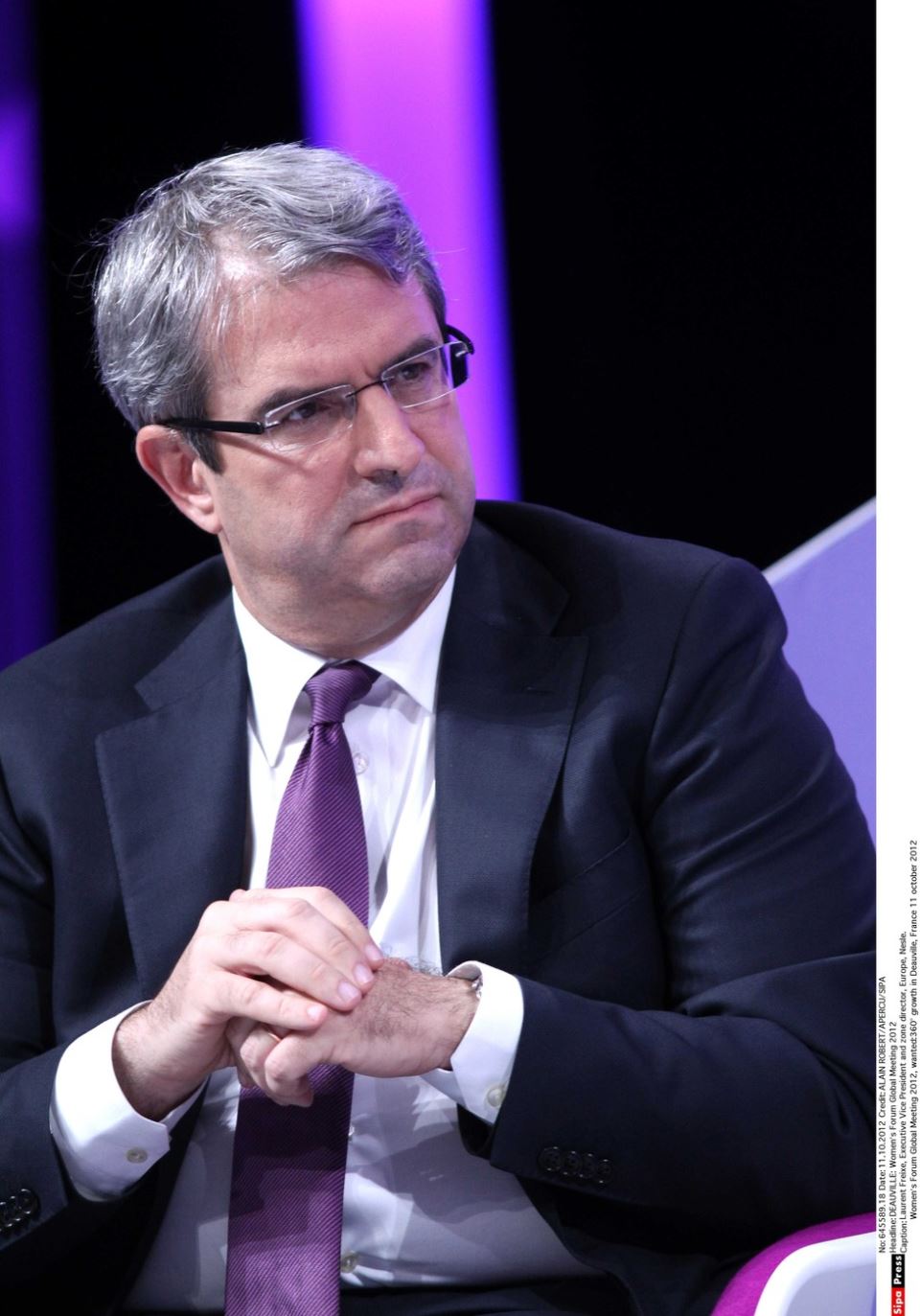 Loran Freks gleda u daljinu