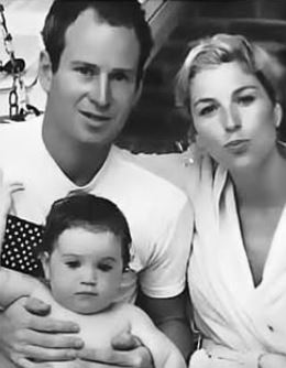 Tejtum O Nil i Džon Makinrou sa sinom