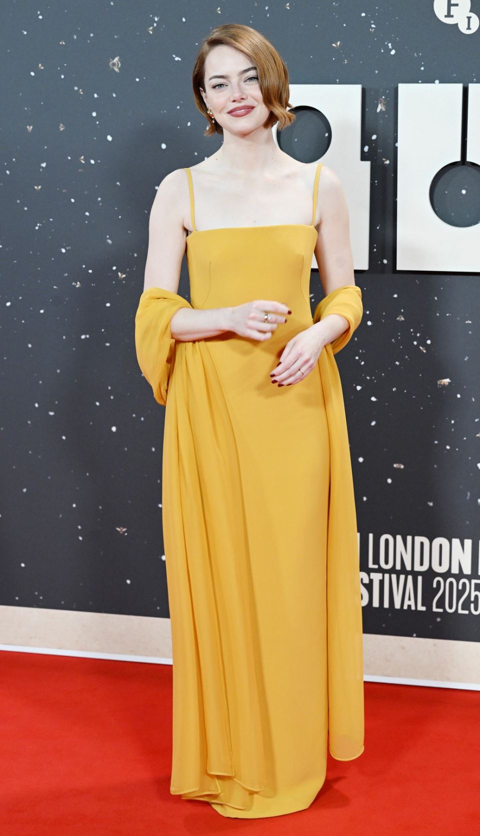Ema Stoun u žutoj haljini na crvenom tepihu