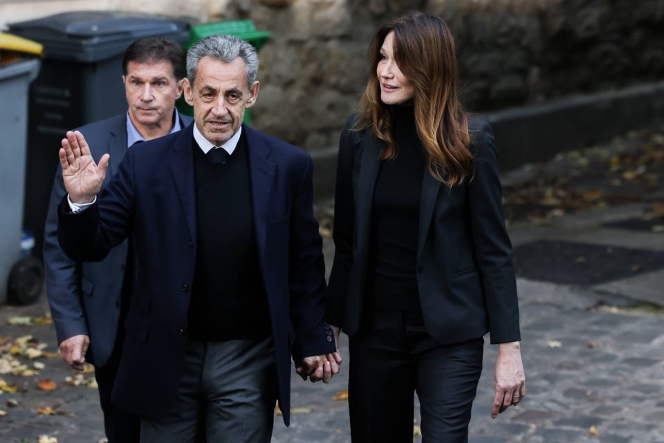 sarkozijev-odlazak-u-zatvor (14).jpg