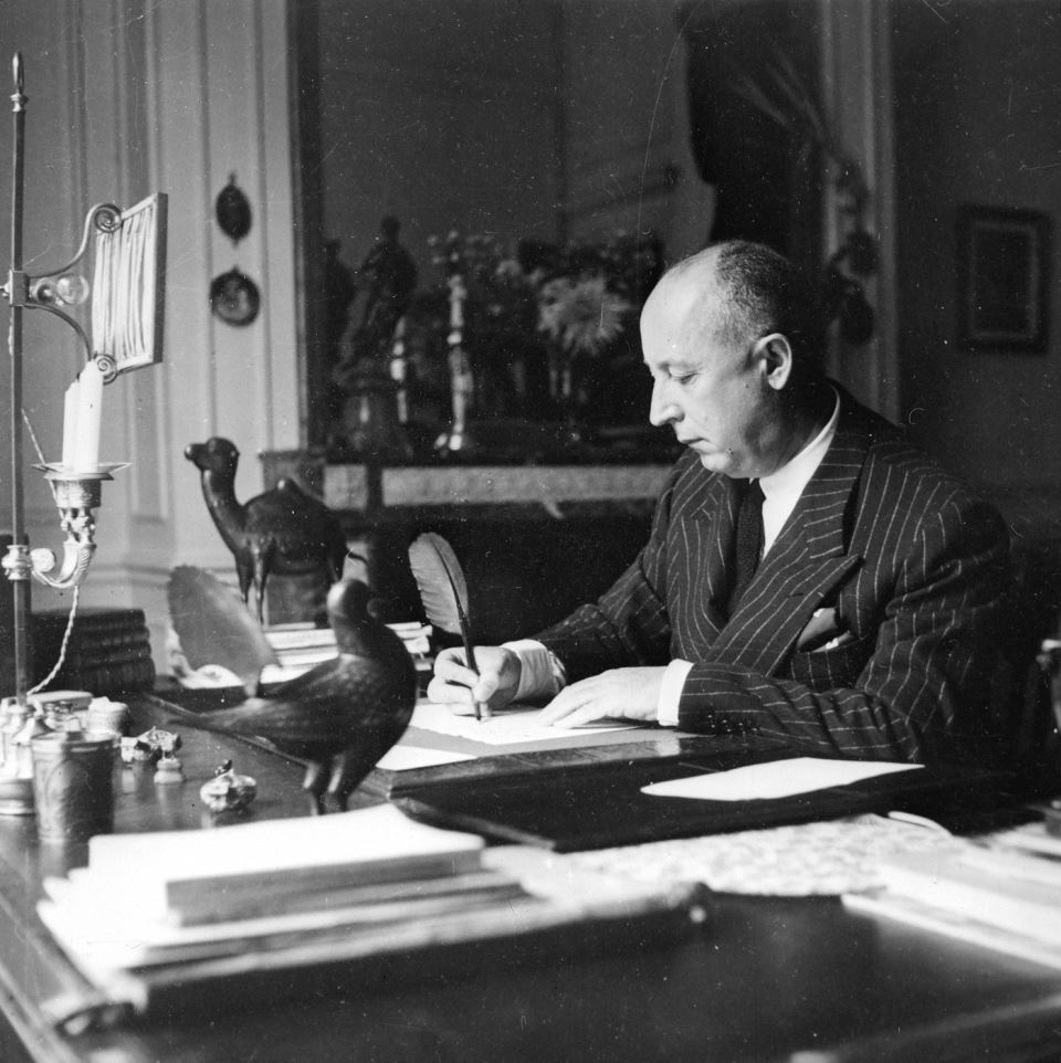 Kristijan Dior u svom kabinetu