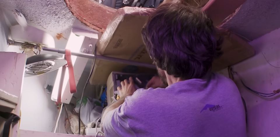 2025-12-16 08_54_52-Inside His Amazing Home in the Tunnels Beneath New York - Mole People - YouTube.png