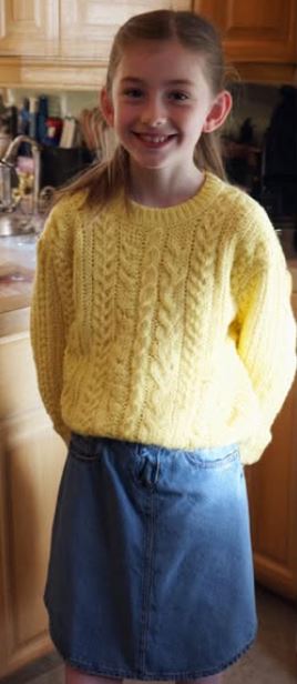 devojčica u žutom džemperu.png