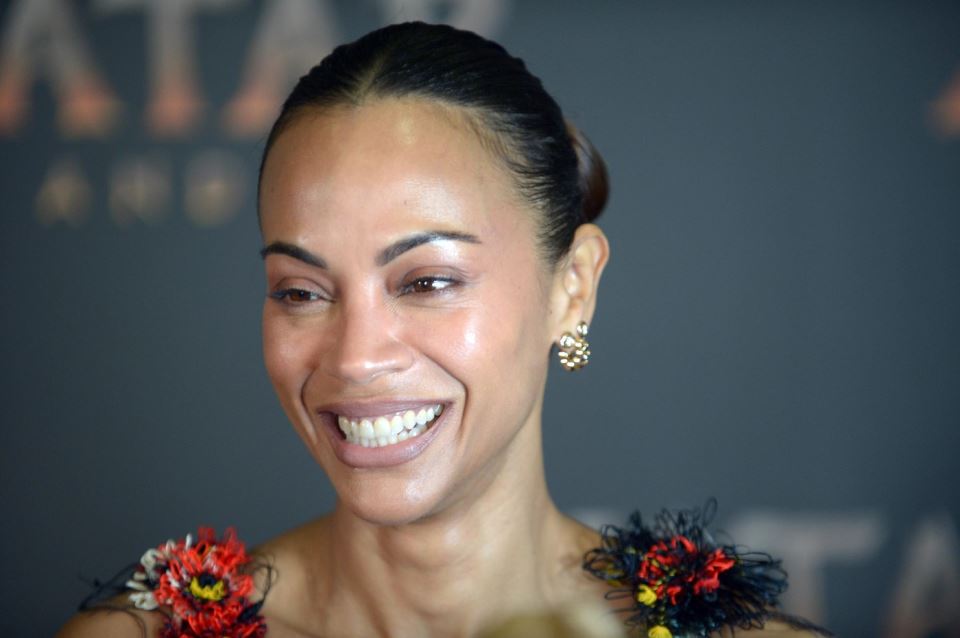 Zoi Saldana nasmejana prilikom premijere filma