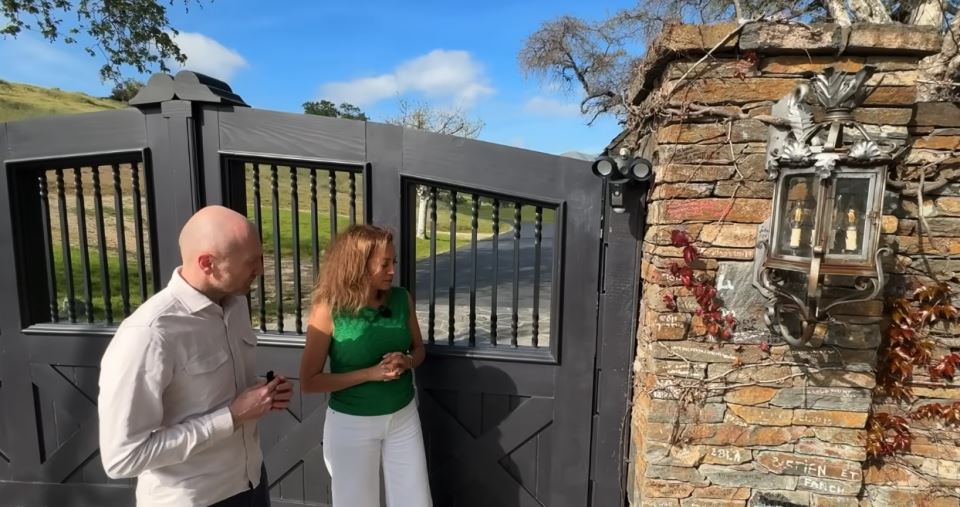 Rubi Volf ispred vile Majkla Džeksona