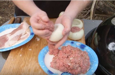 punjeni-luk-sa-slaninom.jpg