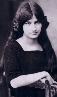jeanne-hebuterne-seated.jpg