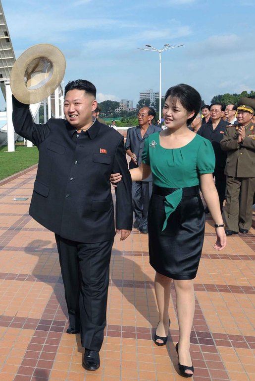 kim-dzong-un-sa-suprugom-ri-sol-ju.jpg