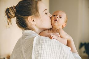 glavna-stockphotomotherkissingonemontholdbabyoncheek2121536480.jpg