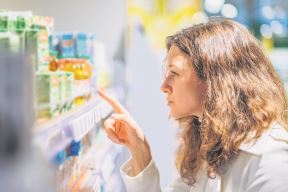 glavna-stockphotoattentiveyoungwomanreadsthecompositiononbabyjuiceinthesupermarketlooksatthe2068328003.jpg