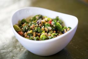 kinoa-salata-sa-brokolijem.jpg