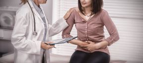 kad-potraziti-lekarsku-pomoc--stockphotopatientsufferingfromstomachachewhileconsultingdoctorinclinic1231947787.jpg