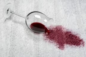 Prosuto crno vino po tepihu.jpg