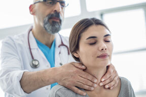 Doktor pregleda pacijenta