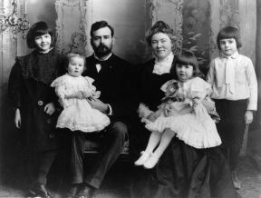 ernest-hemingvej-sa-porodicom.jpg