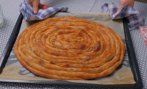 20241203-10-39-26pita-sa-mesom-bez-klasicnog-razvlacenja-testa--dva-nova-trika-koja-morate-proba.jpg