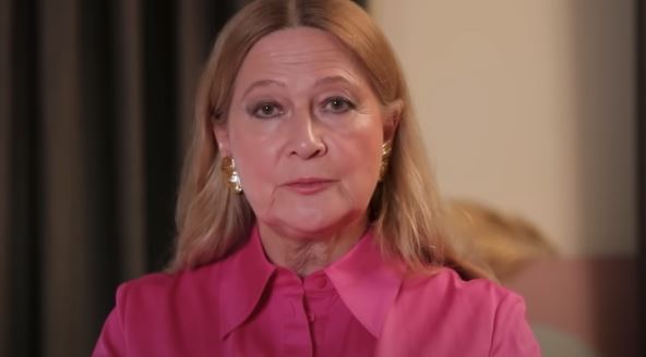 Tamara Globa u roze košulji