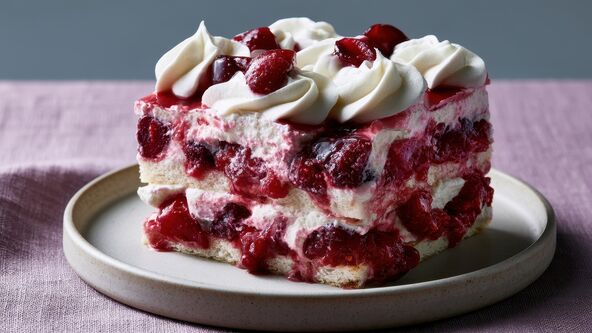 Torta sa keksom i višnjama.jpg