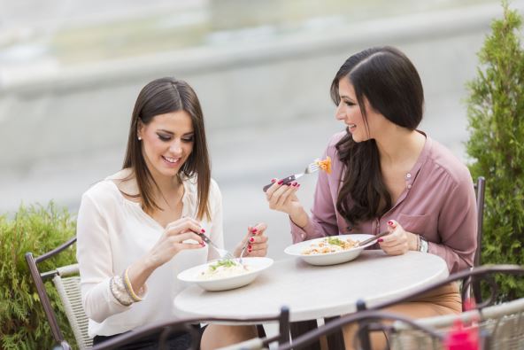 devojke-rucaju-shutterstock.jpg