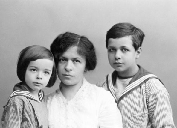 mileva-maric-sa-sinovima-eduardom-i-hansom-albertom.jpg